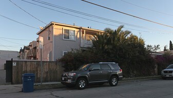1001 N Heliotrope Dr in Los Angeles, CA - Building Photo