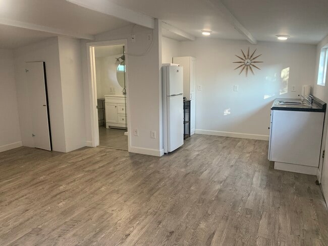 5649 Stansbury Ave, Unit Studio Guest house