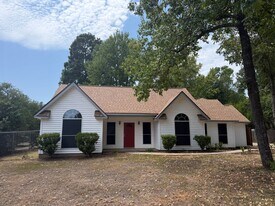 12711 Woodcreek Dr in Willis, TX - Building Photo