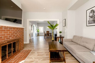 4004 SE Division St in Portland, OR - Foto de edificio - Building Photo