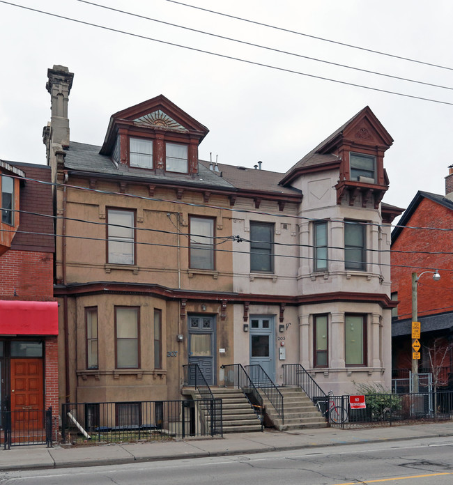 205-207 Gerrard St E in Toronto, ON - Building Photo - Building Photo