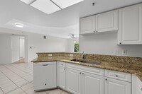 300 Crestwood Ct N in Royal Palm Beach, FL - Foto de edificio - Building Photo