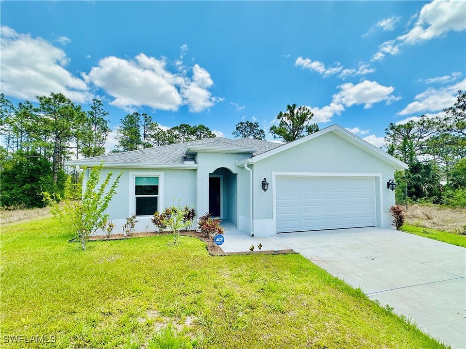 489 Lenox Ave in Lehigh Acres, FL - Building Photo