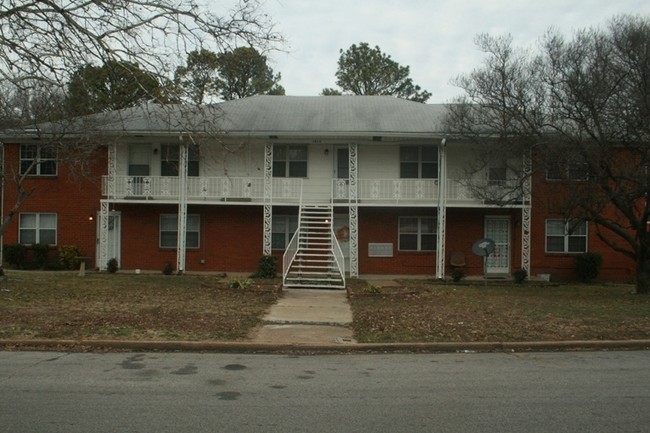 1914 Saint James Dr in Memphis, TN - Foto de edificio - Building Photo