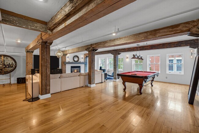 313 Pl. d'Youville in Montréal, QC - Building Photo - Building Photo