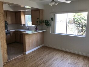 10701 Moorpark St in North Hollywood, CA - Foto de edificio - Building Photo