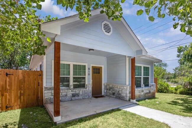 property at 810 E Navarro St