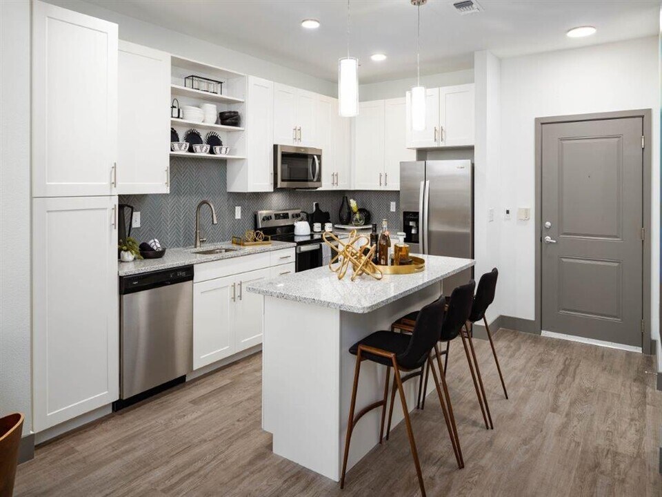 The Addison Skyway Marina in St. Petersburg, FL - Foto de edificio