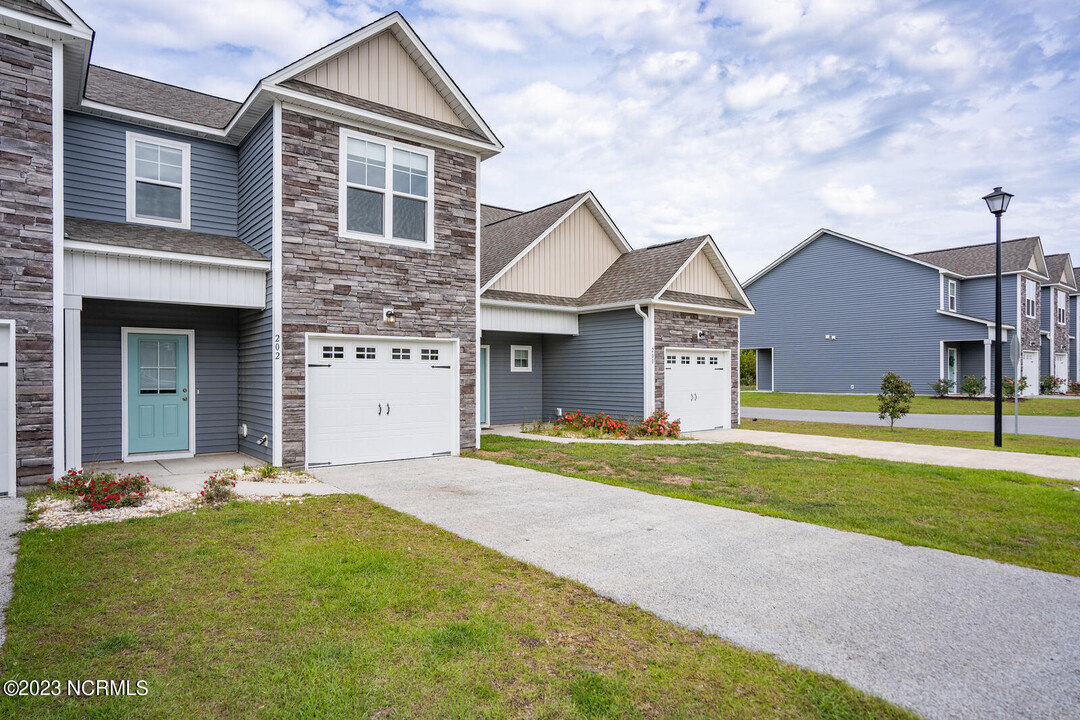 202 N Stingray Ln in Sneads Ferry, NC - Building Photo