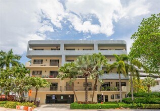 1250 Lincoln Rd in Miami Beach, FL - Building Photo - Building Photo