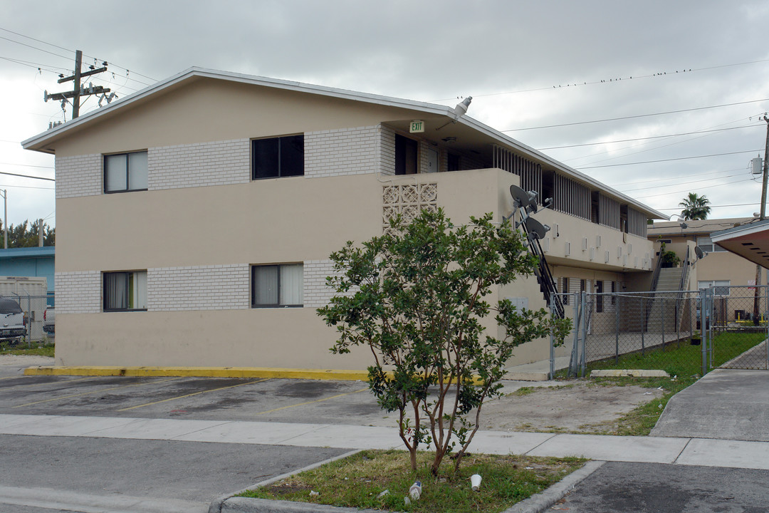 20 W 30th St in Hialeah, FL - Building Photo