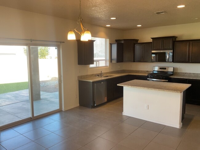 904 Crown Ct NE in Rio Rancho, NM - Foto de edificio - Building Photo