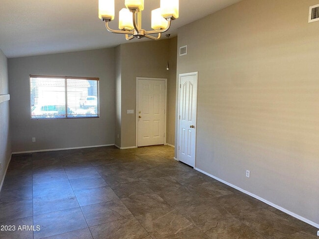 6335 W Saddlehorn Rd in Phoenix, AZ - Building Photo - Building Photo