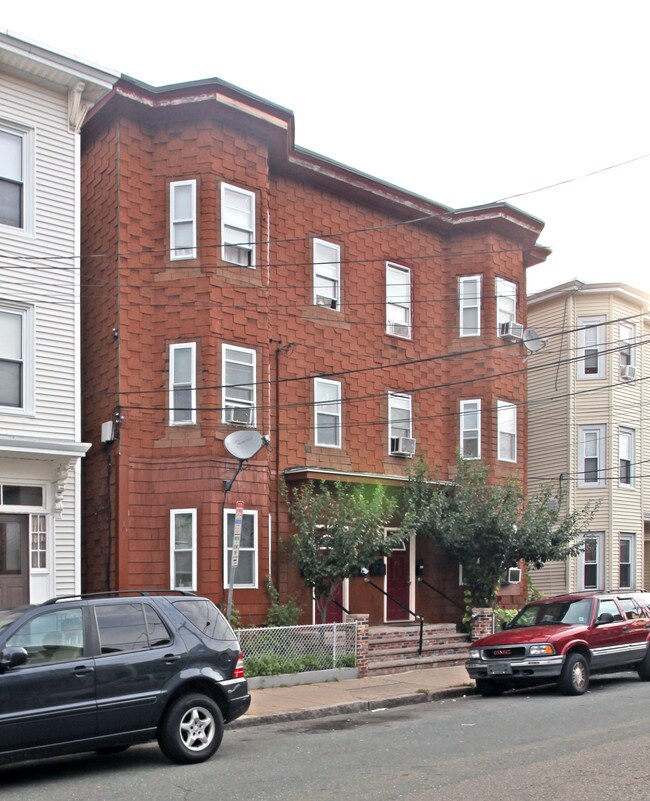 17 Plymouth St in Cambridge, MA - Building Photo - Building Photo