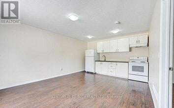 303 Moffat St in Orillia, ON - Building Photo - Building Photo