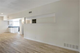 18500 Celtic St in Porter Ranch, CA - Foto de edificio - Building Photo