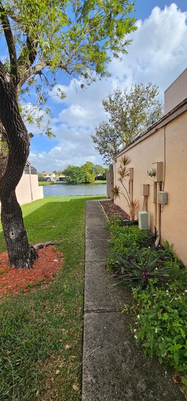 1061 NW 122nd Ter in Pembroke Pines, FL - Foto de edificio - Building Photo