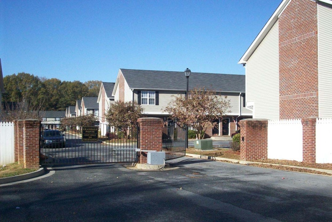 30 Pointe Place Dr in Cartersville, GA - Building Photo