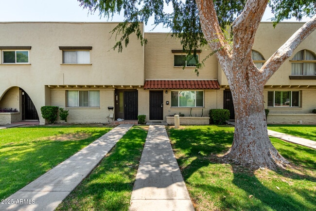 6825 E Osborn Rd in Scottsdale, AZ - Building Photo - Building Photo
