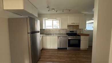 310 SW 122nd St in Seattle, WA - Foto de edificio - Building Photo