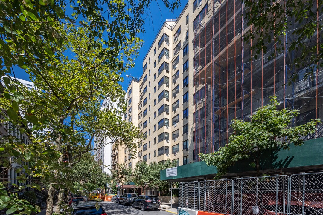 315 E 69th St in New York, NY - Building Photo