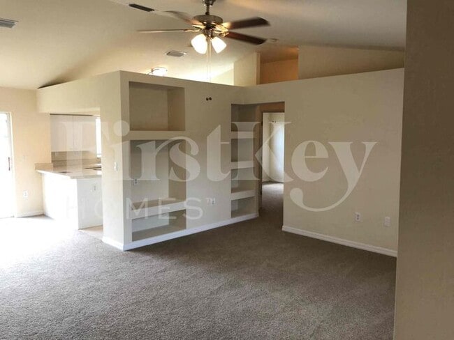 2903 Nadine Ln in Lehigh Acres, FL - Foto de edificio - Building Photo