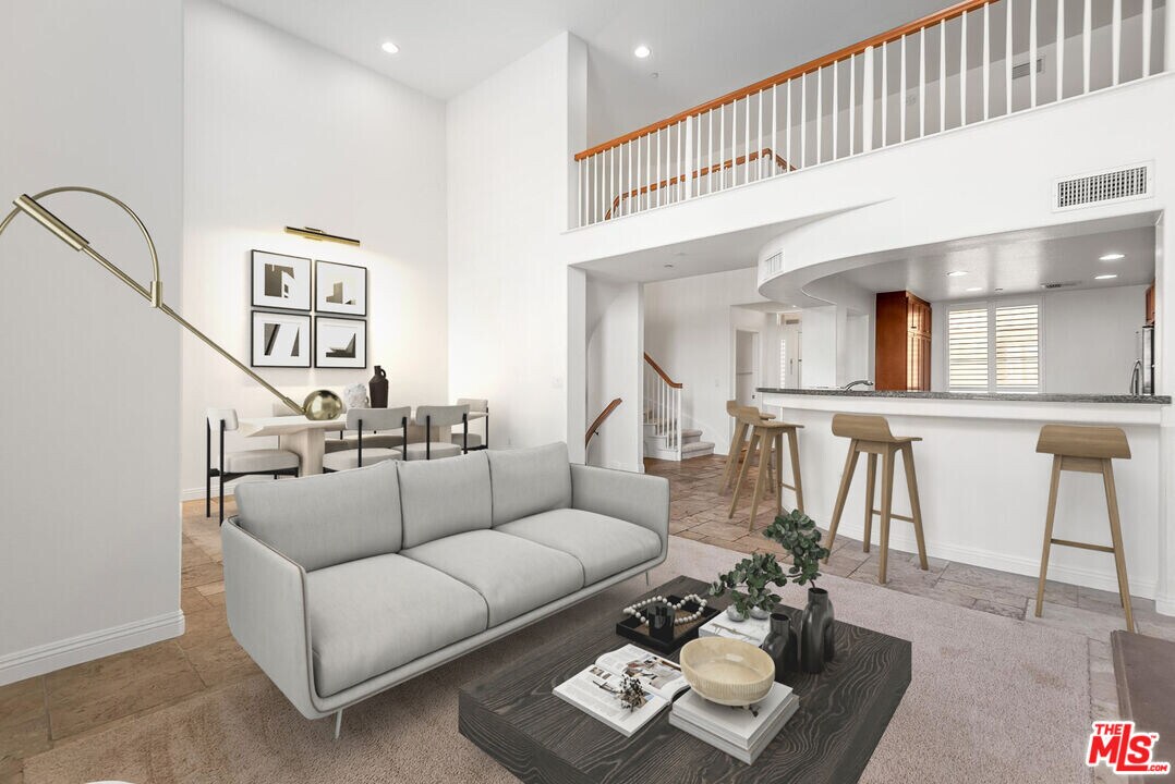 5831 Seawalk Dr in Los Angeles, CA - Building Photo