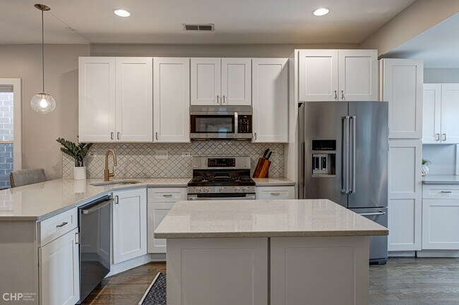 2344 N Oakley Ave in Chicago, IL - Building Photo - Building Photo