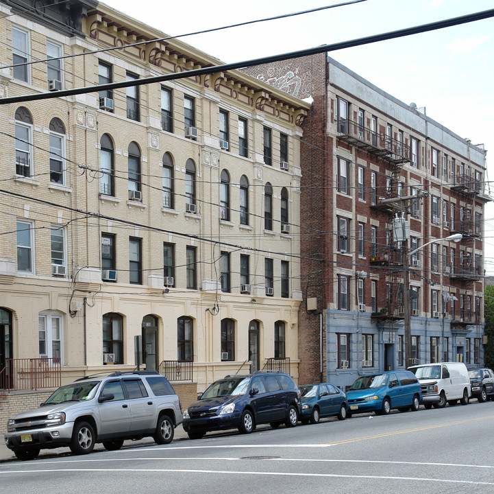 1306 Palisade Ave in Union City, NJ - Building Photo