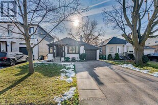 131 Meadowvale Dr in Toronto, ON - Building Photo
