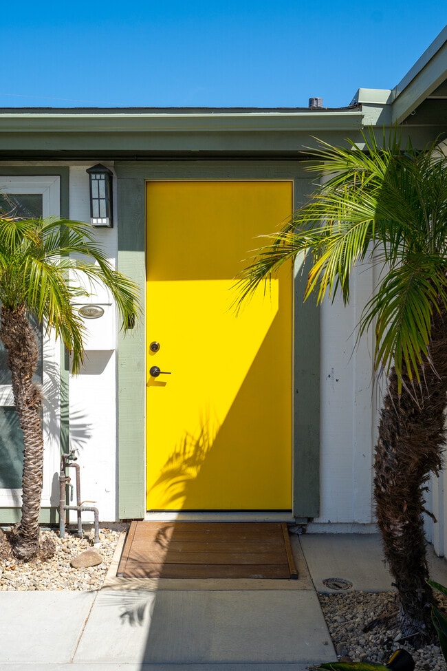 2407 Pierpont Blvd in Ventura, CA - Building Photo - Building Photo