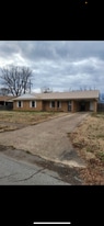 200 Roselawn Dr in Osceola, AR - Building Photo