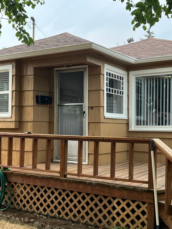 670 E Fairfield St in Gladstone, OR - Foto de edificio - Building Photo