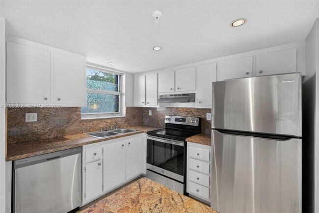 555 NE 30th St in Miami, FL - Building Photo - Building Photo