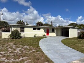 1010 Bianca Dr NE in Palm Bay, FL - Building Photo