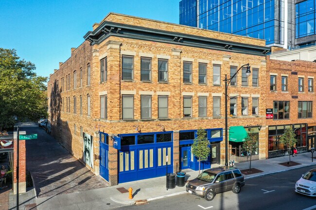 685-689 N High St