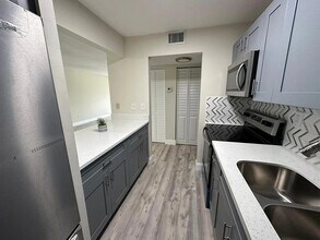 4670 W 13th Ln, Unit 212 in Hialeah, FL - Building Photo - Building Photo