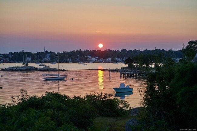 8 Hickory Ledge in Stonington, CT - Building Photo - Building Photo