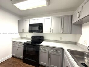 10043 Winding Lake Rd in Sunrise, FL - Building Photo - Building Photo