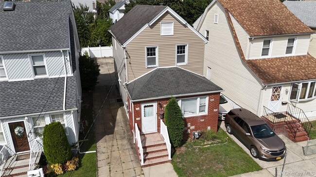 105 Pilgrim Pl in Valley Stream, NY - Building Photo - Building Photo