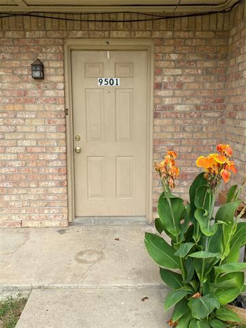 9501 Westpark Dr in Benbrook, TX - Foto de edificio - Building Photo