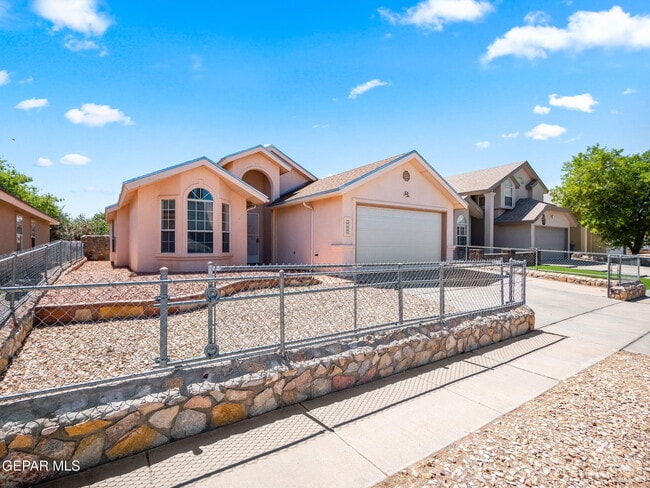 5416 Roger Maris Dr in El Paso, TX - Building Photo - Building Photo