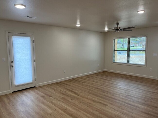 321 W 5th St in Russellville, AR - Building Photo - Building Photo
