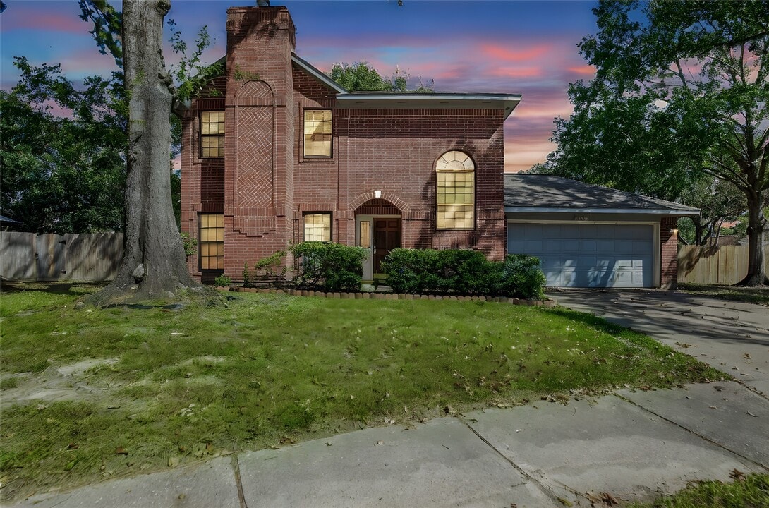 8406 Vistadale Dr in Humble, TX - Building Photo