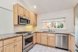 86 Springer Rd in Los Altos, CA - Building Photo - Building Photo