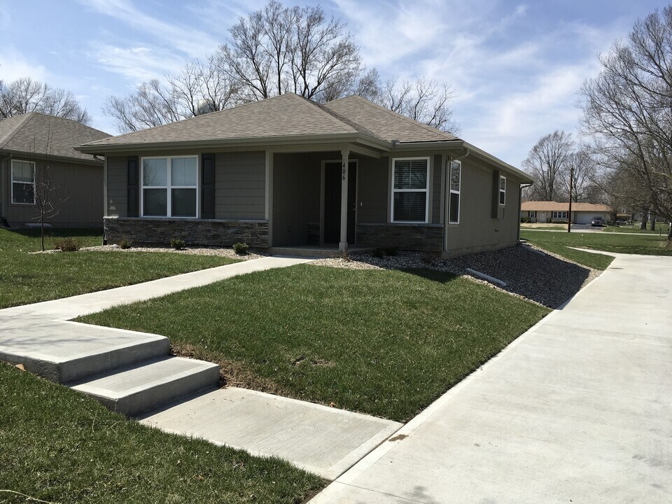 406 S Monroe St in Raymore, MO - Building Photo