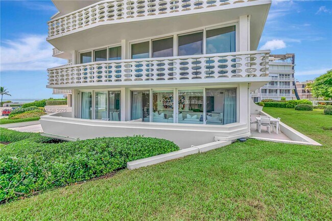 100 Sunrise Ave in Palm Beach, FL - Building Photo - Building Photo