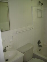 5711 Whitney Ave, Unit 3 in Cincinnati, OH - Foto de edificio - Building Photo