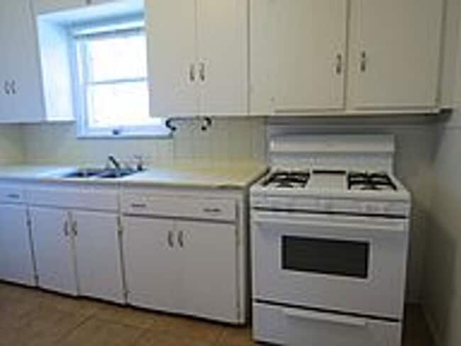 2 Bed, 1 Bath Home with Bonus Room in Bryan for August Move in! in Bryan, TX - Building Photo - Building Photo