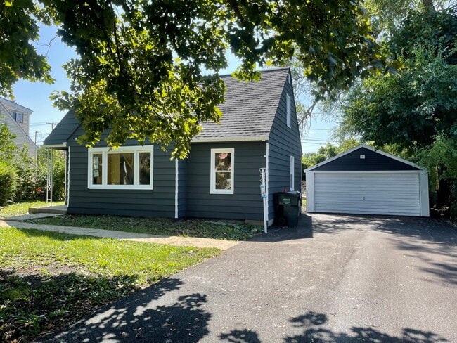 905 Tomahawk Trail in Round Lake Heights, IL - Building Photo - Building Photo